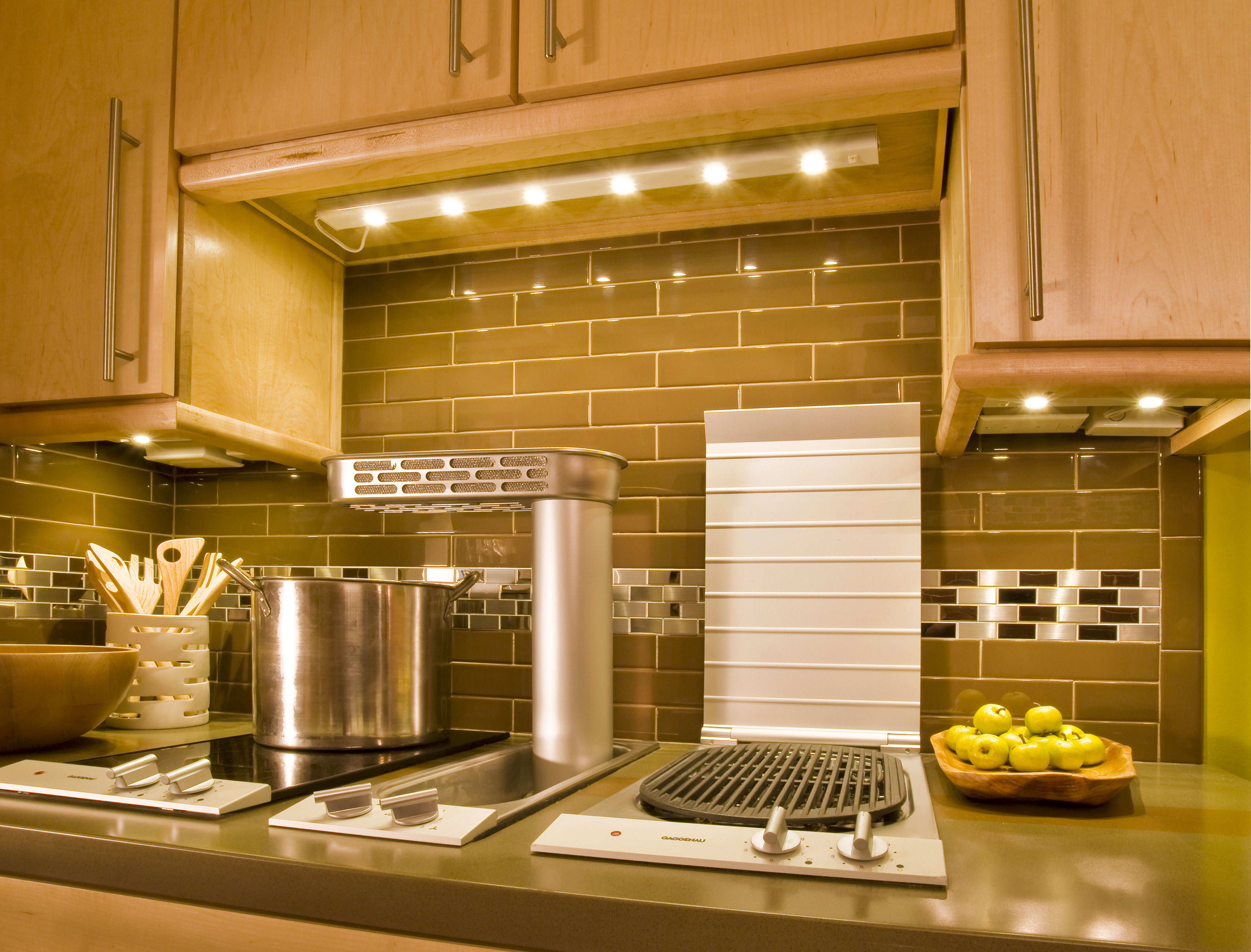 Кухня теплый свет. Освещение на кухне. Светильник на кухню над рабочей зоной. Светильники для кухни над рабочей поверхностью. Подсветка рабочей зоны на кухне.